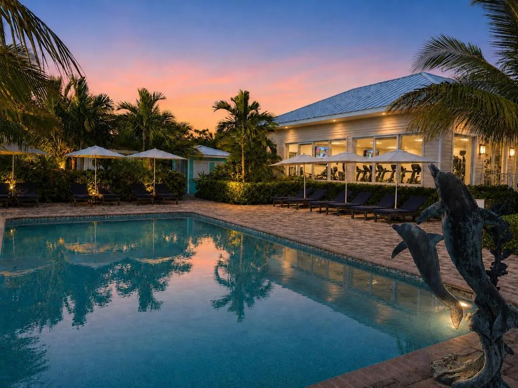 Dolphin Cove: another view